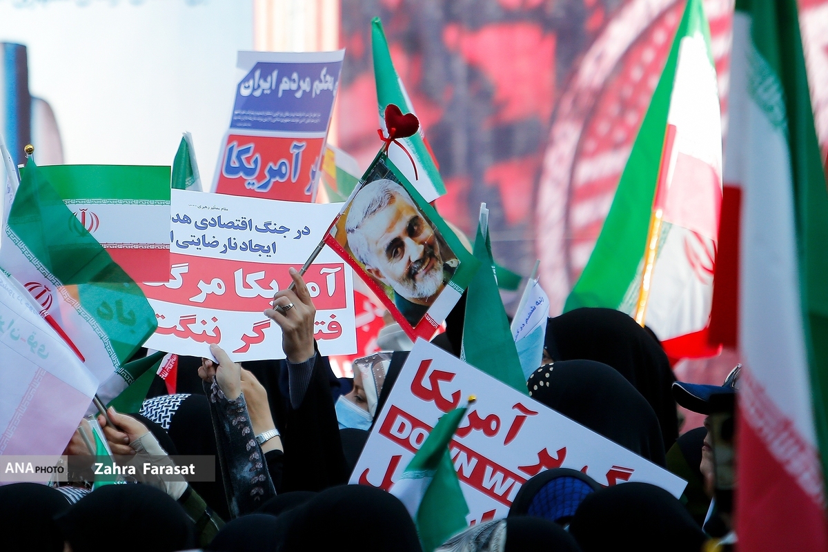 کنایه جوانِ ایرانی به رسانه‌های فارسیِ زبان اپوزیسیون/ حلقه اتحاد ملت در میدان انقلاب