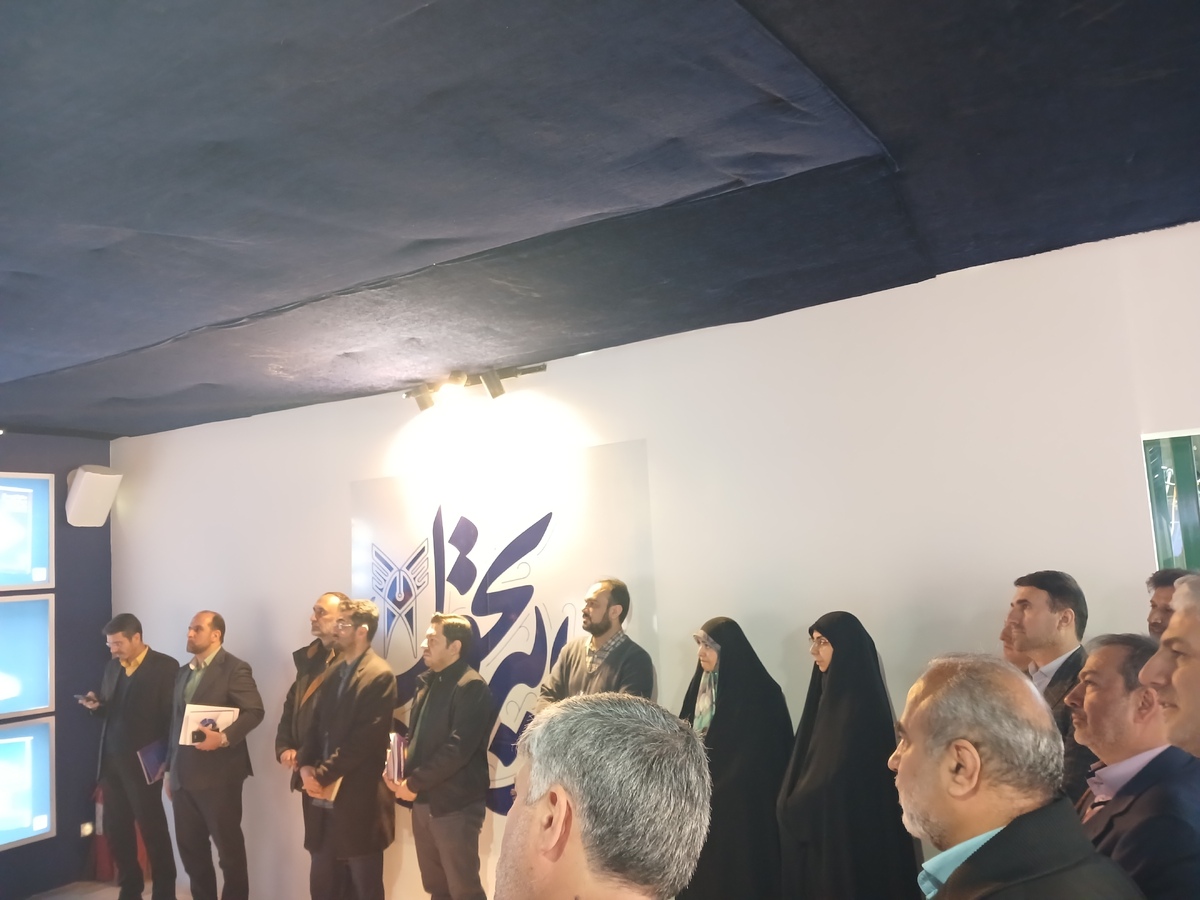 مسئولان صدا و سیما و رؤسای واحدهای خوزستان دانشگاه آزاد از نمایشگاه روایت تحول بازدید کردند