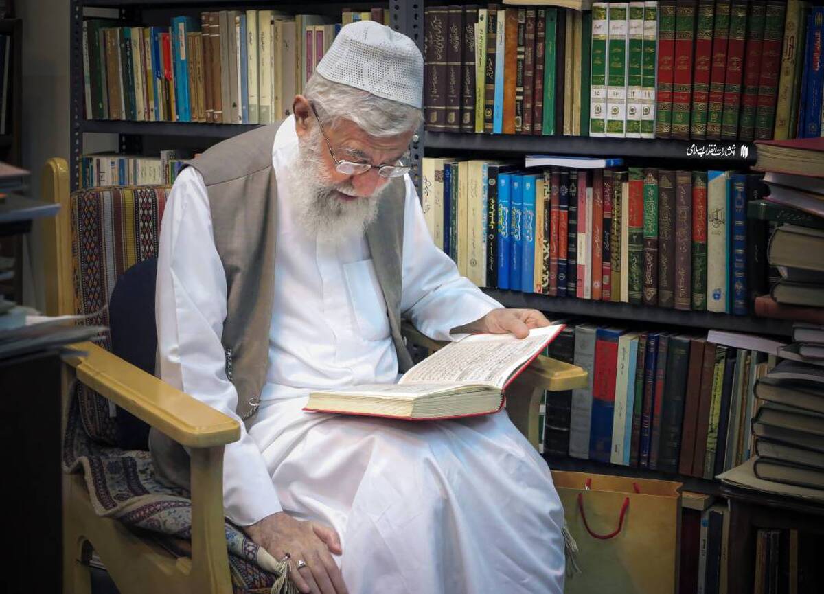 تصویری جدید از رهبر معظم انقلاب اسلامی در کتابخانه شخصی‌شان
