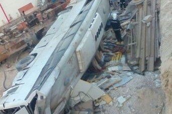 سقوط اتوبوس پرسنل پتروشیمی پارس جنوبی/ 36 نفر راهی بیمارستان شدند + تصویر