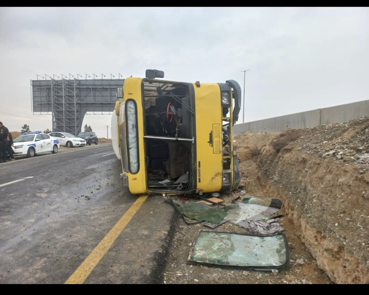 واژگونی اتوبوس در مسیر جنوب به شمال اتوبان تهران-قم+ عکس