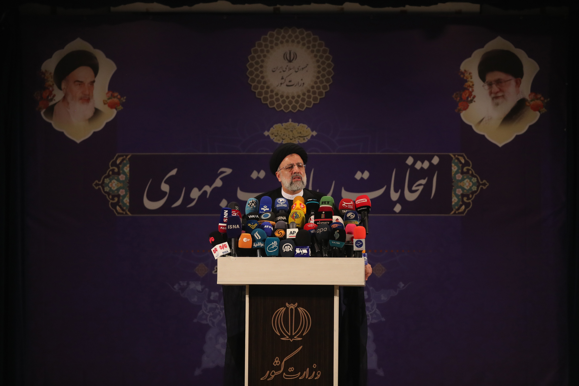 نشست خبری حجت الاسلام ابراهیم رئیسی در پنجمین روز ثبت‌نام داوطلبان سیزدهمین دوره انتخابات ریاست‌جمهوری