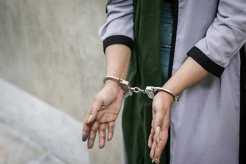 سارق زن سارق دستبند دستگیری سرقت