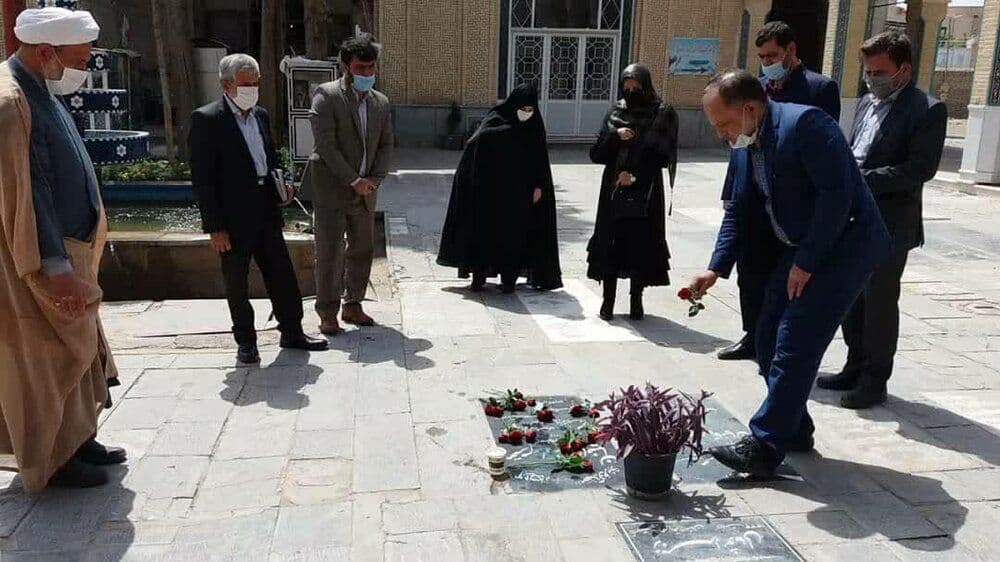 عطرافشانی مزار شهیده حجاب فاجعه مسجد گوهرشاد در کاشان
