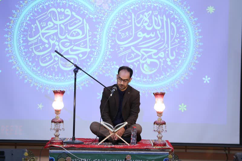 محفل انس با قرآن به مناسبت هفته وحدت در دانشگاه آزاد برگزار شد