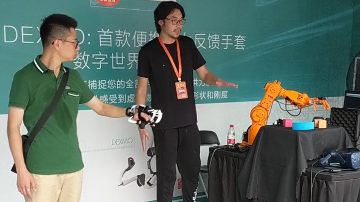 crazy_vr_glove_robotic_arm_control_taobao_maker_festival_1537326329.jpg