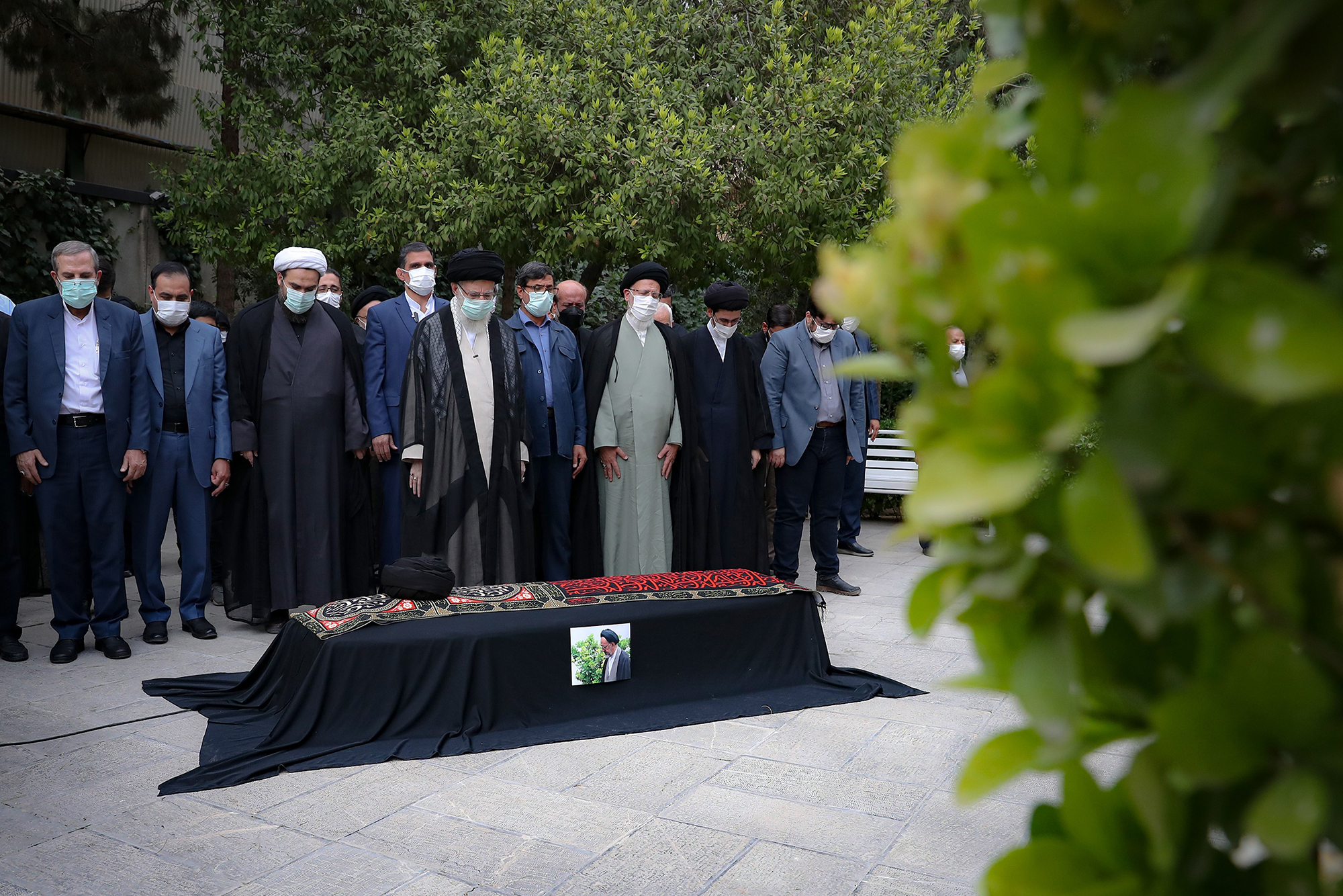 اقامه نماز بر پیکر حجت‌‌‌الاسلام و المسلمین دعائی توسط رهبر انقلاب