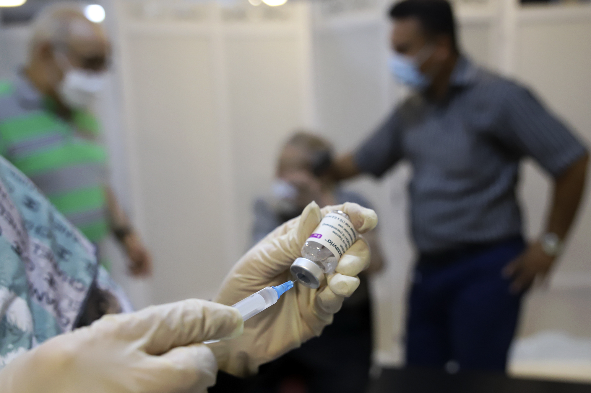 تزریق دوز چهارم واکسن کرونا به هنرمندان پیشکسوت