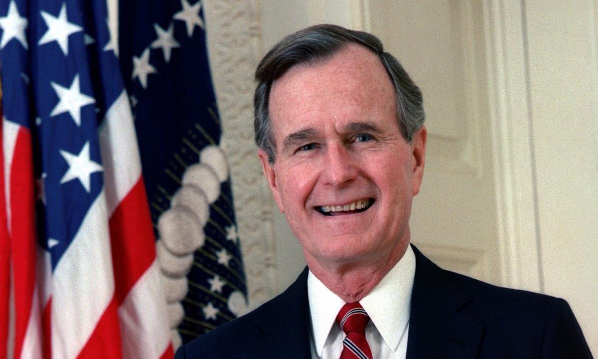 1200px-George_H._W._Bush,_President_of_the_United_States,_1989_official_portrait.jpg