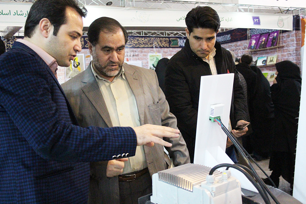 head-of-the-islamic-azad-university-of-qom-visited-the-glory-of-forty-years-exhibition-and-answered-the-questions-of-the-people (1).JPG