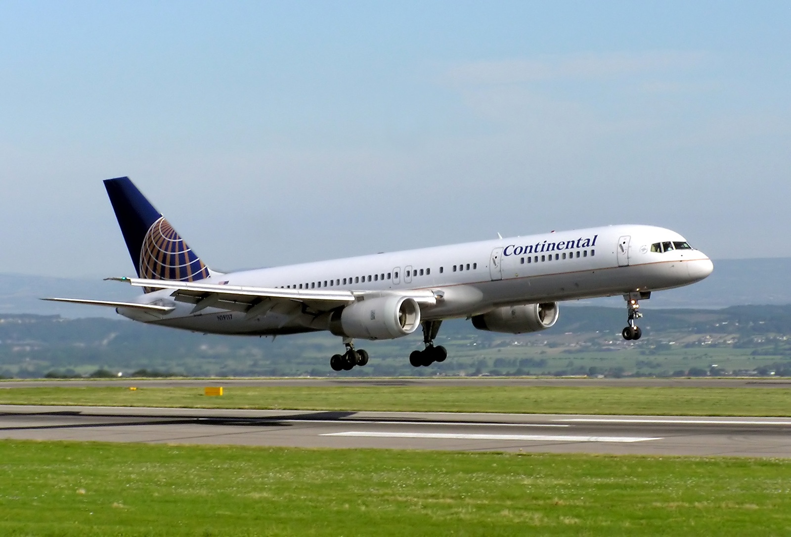 Continental.b757-200.n19117.bristol.arp_.jpg