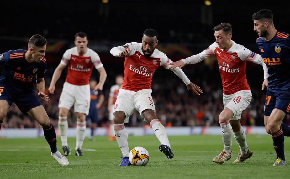 arsenals-alex-lacazette-controls-ball-against-valencia-1040x572.jpg