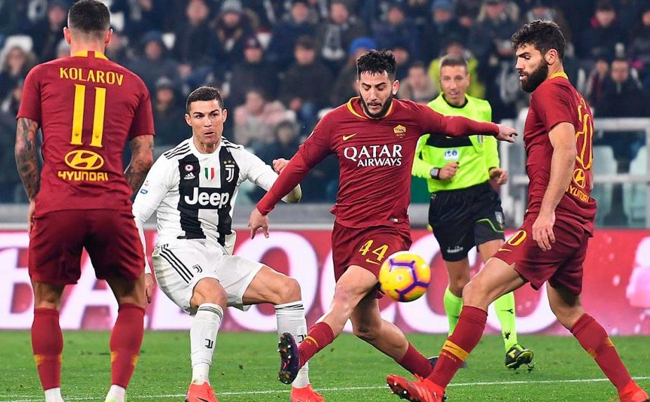 Soccer-Juventus-Ronaldo-in-action-against-Roma-1040x572.jpg
