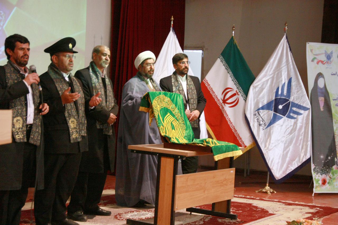 دانشگاه آزاد اسلامی بردسیر به عطر پرچم حرم رضوی متبرک شد 1.jpg