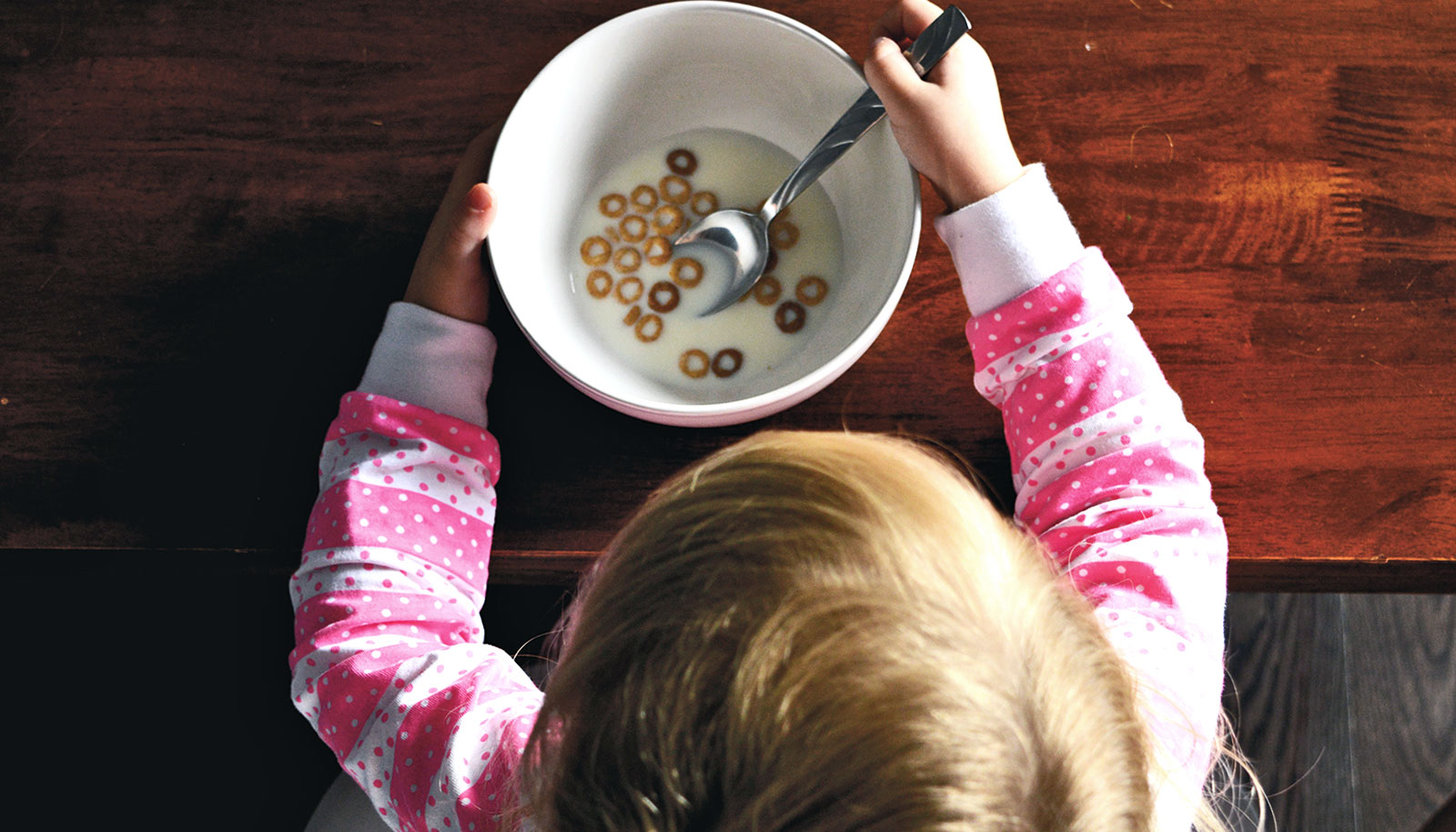 little-girl-eating-cheerios_1600.jpg