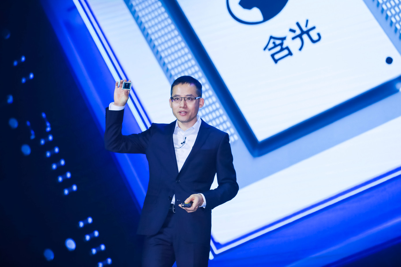 Alibaba-Group-CTO-Jeff-Zhang-Unveils-Hanguang-800.jpg