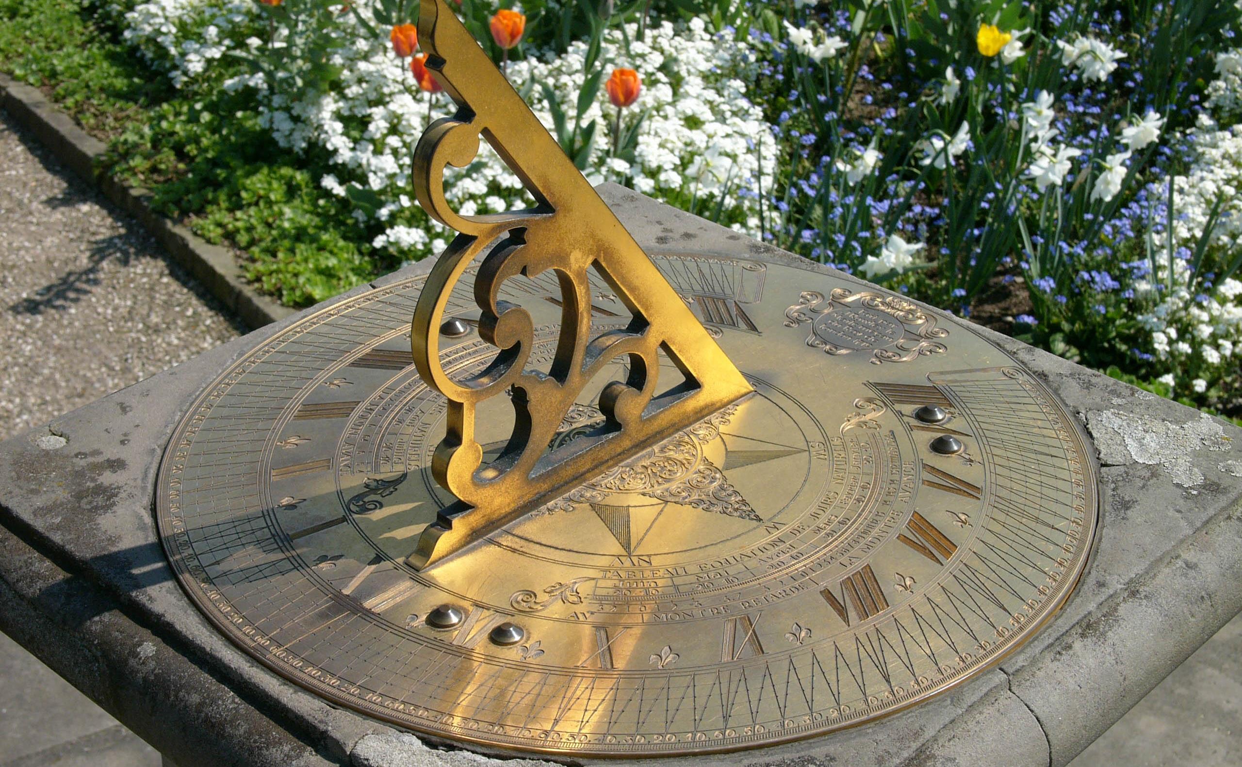 Sundial_berggarten_hg.jpg