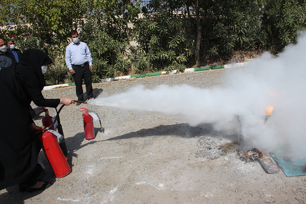 the-first-fire-safety-and-extinguishing-workshop-was-held-at-qom-islamic-azad-university (1).JPG