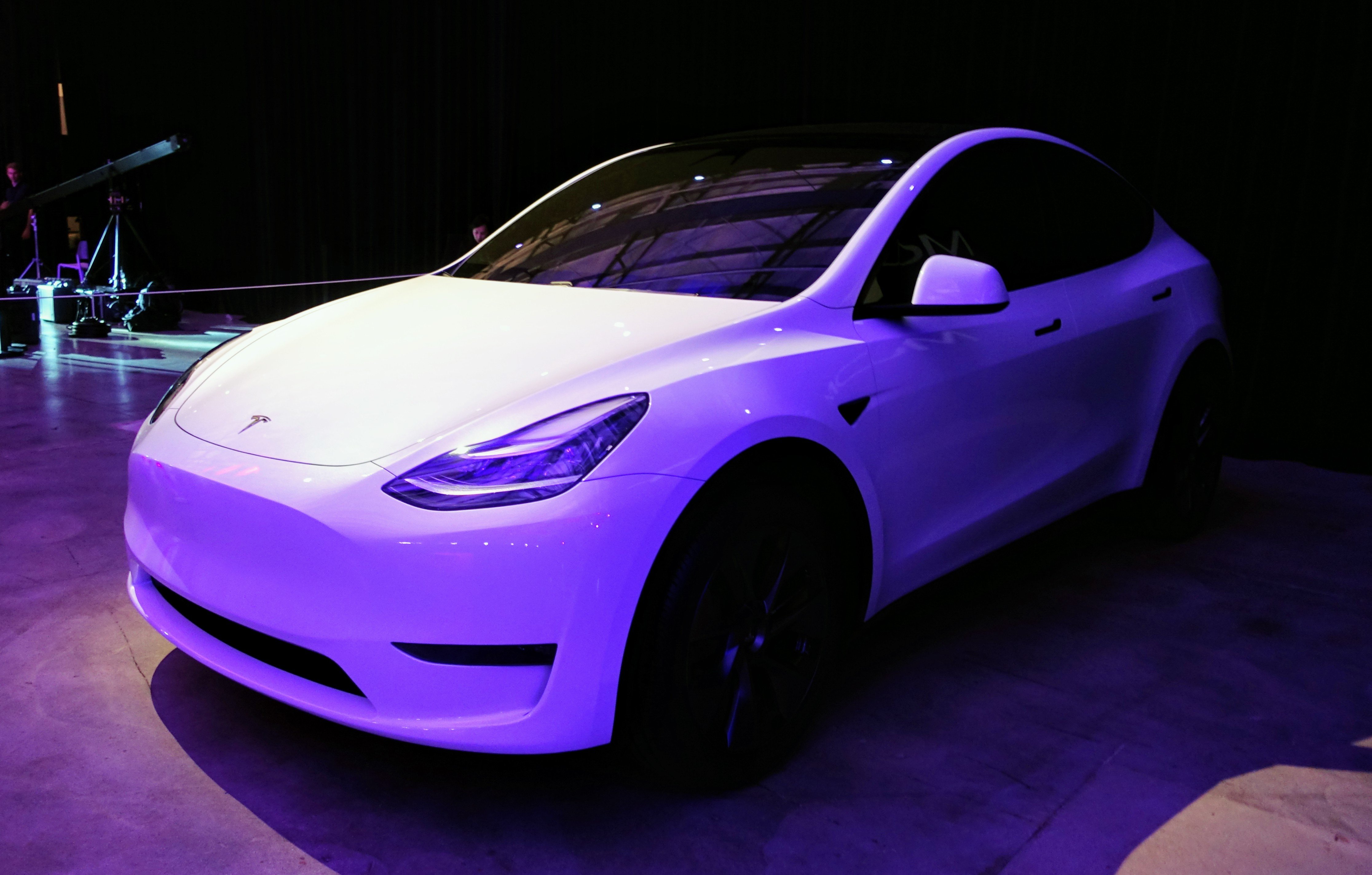 48678_tesla-model-y-unveiling-white-3.jpg