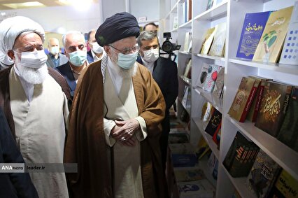 قائد الثورة الاسلامية يتفقّد معرض طهران الدولي للکتاب