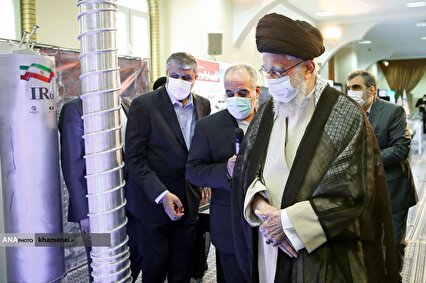 قائد الثورة الاسلامية لدى استقباله  جمعا من علماء وخبراء ومسؤولي قطاع الصناعة النووية في البلاد