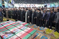 قائد الثورة الإسلامیة یقیم صلاة الجنازة علی جثامین شهداء الخدمة