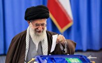 قائد الثورة : ديمومية ومكانة الجمهورية الاسلامية رهن بحضور الشعب