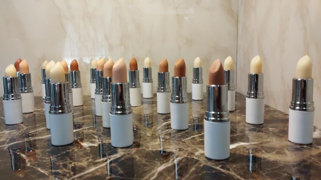 إنتاج مستحضرات تجميل صحية خالية من المركبات الكيميائية الضارة