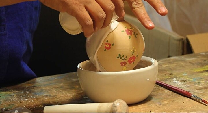 Iranian Company Produces 3 Types of Glaze for Pottery Industry