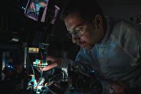 Iranian Scientist Develops Hair-Thin Chip Transferring 100 Million Books in 7 Minutes