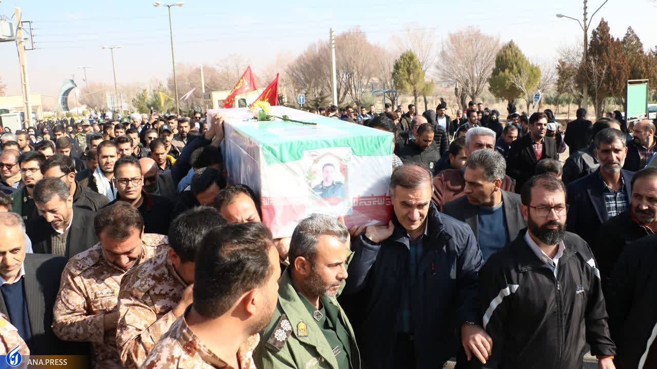 تشییع پیکر مطهر شهید امنیت روی دست دانشگاهیان تشییع پیکر مطهر شهید امنیت روی دست دانشگاهیان