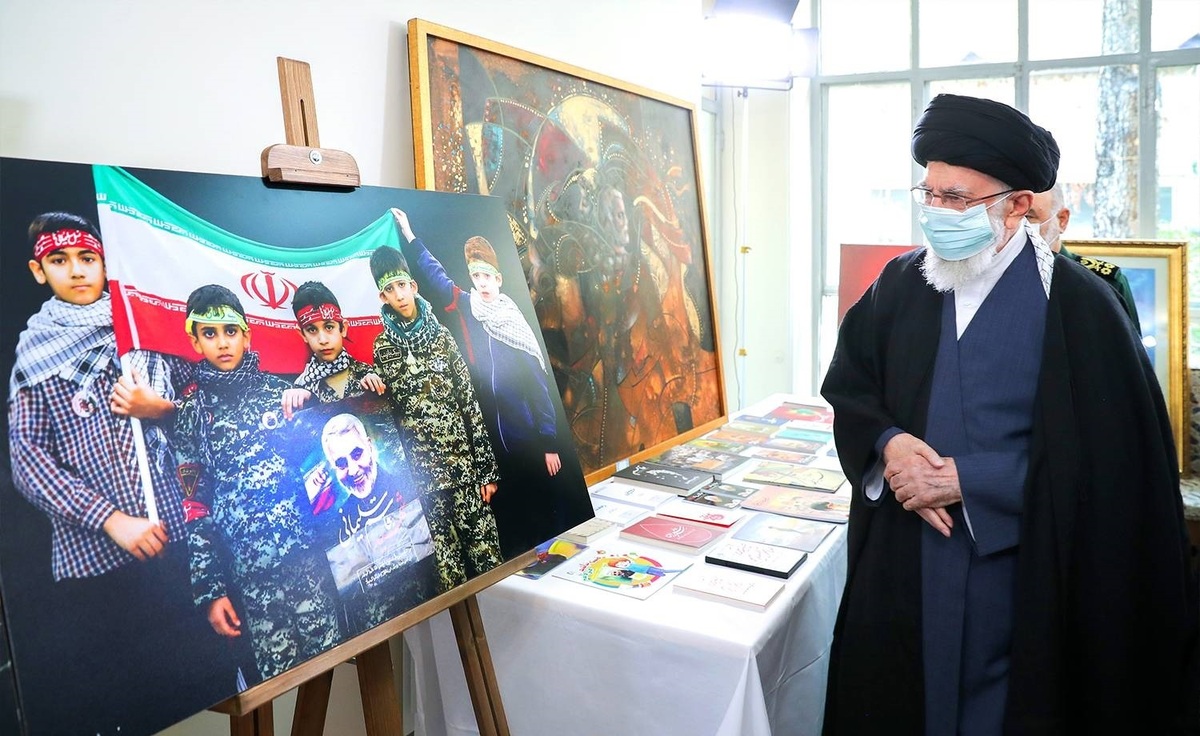 رهبر انقلاب از نمایشگاه تولیدات فرهنگی هنری پیرامون شهید سلیمانی بازدید کردند