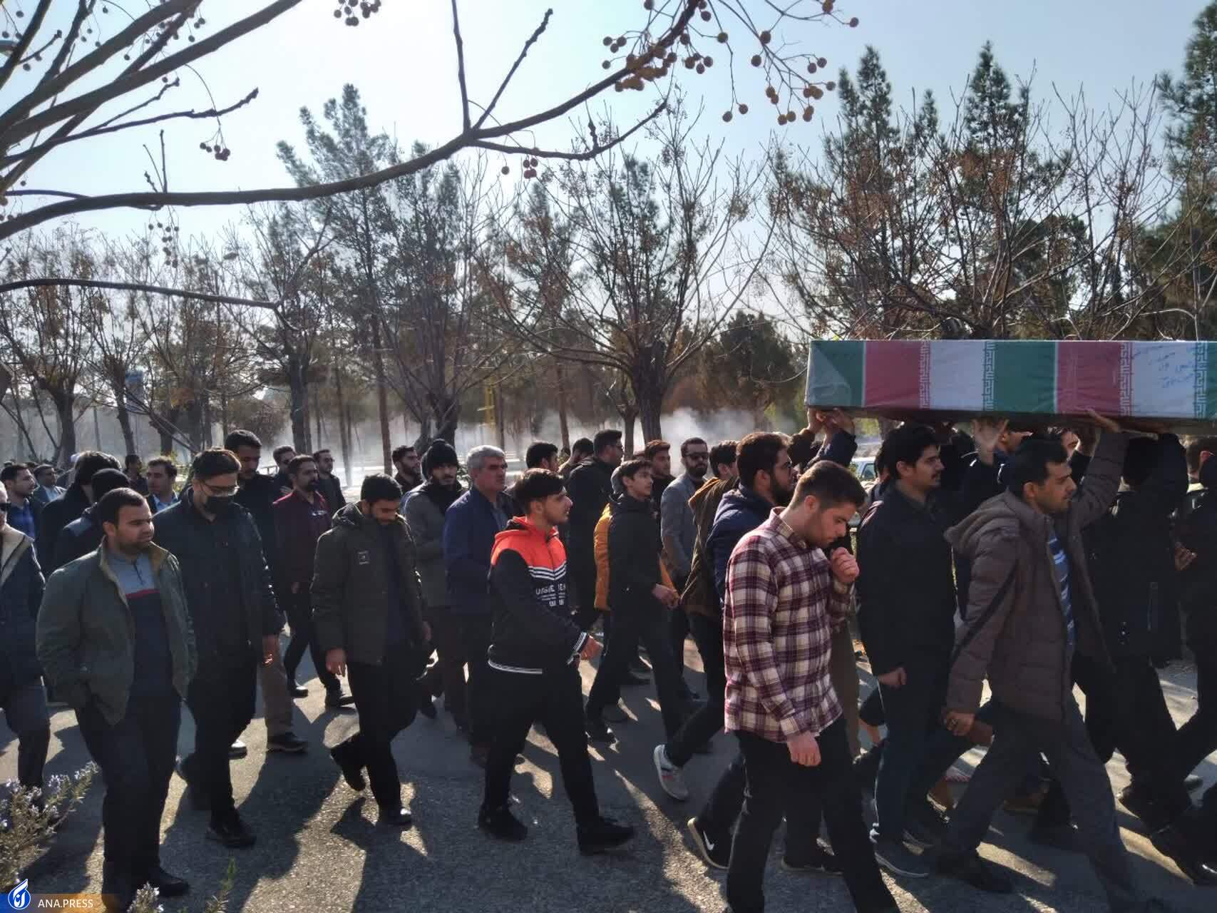 تشییع پیکر شهید خوشنام روی دست دانشگاهیان کاشانی تشییع پیکر شهید خوشنام روی دست دانشگاهیان کاشانی