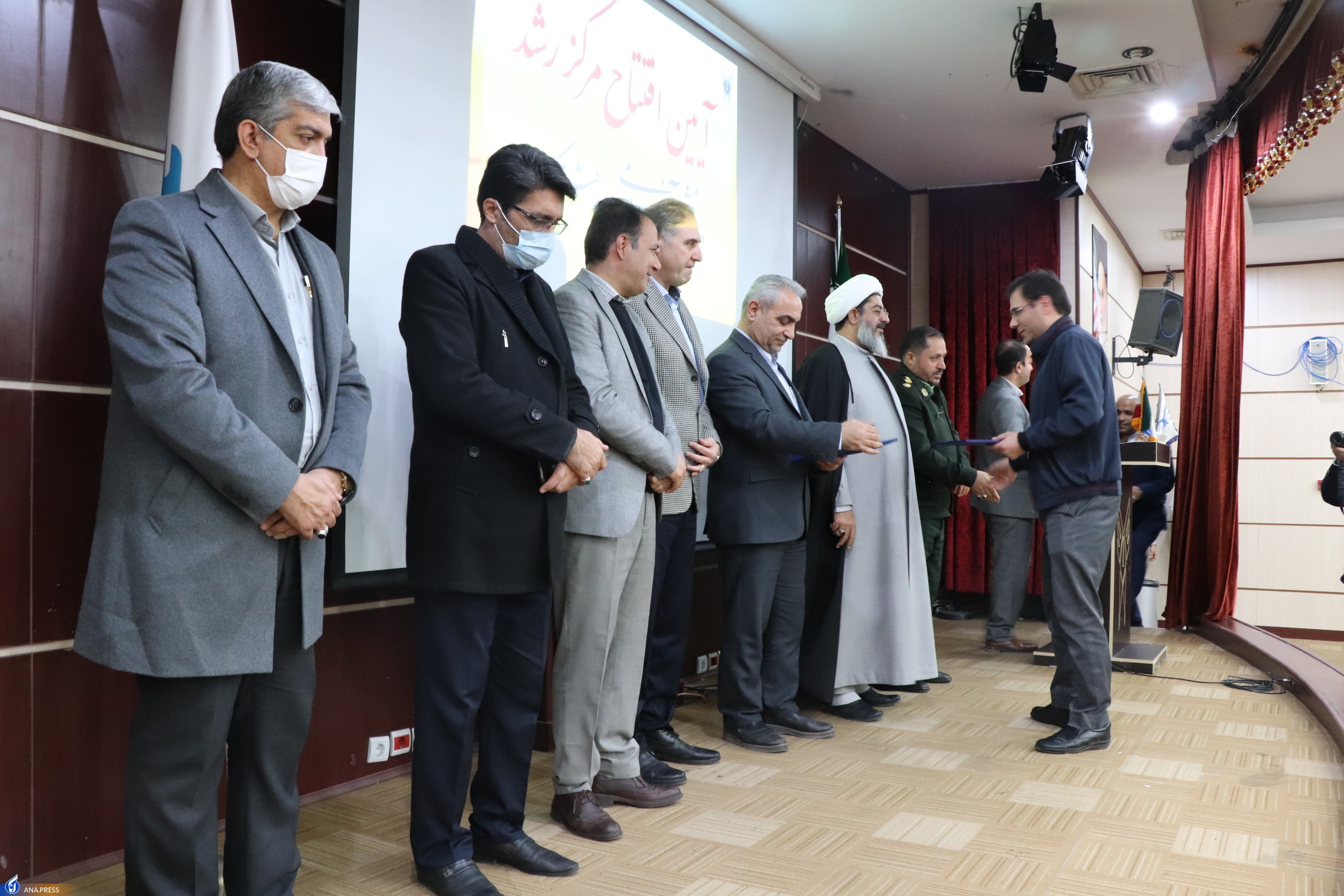 مرکز رشد واحدهای فناور هشتگرد گشایش یافت