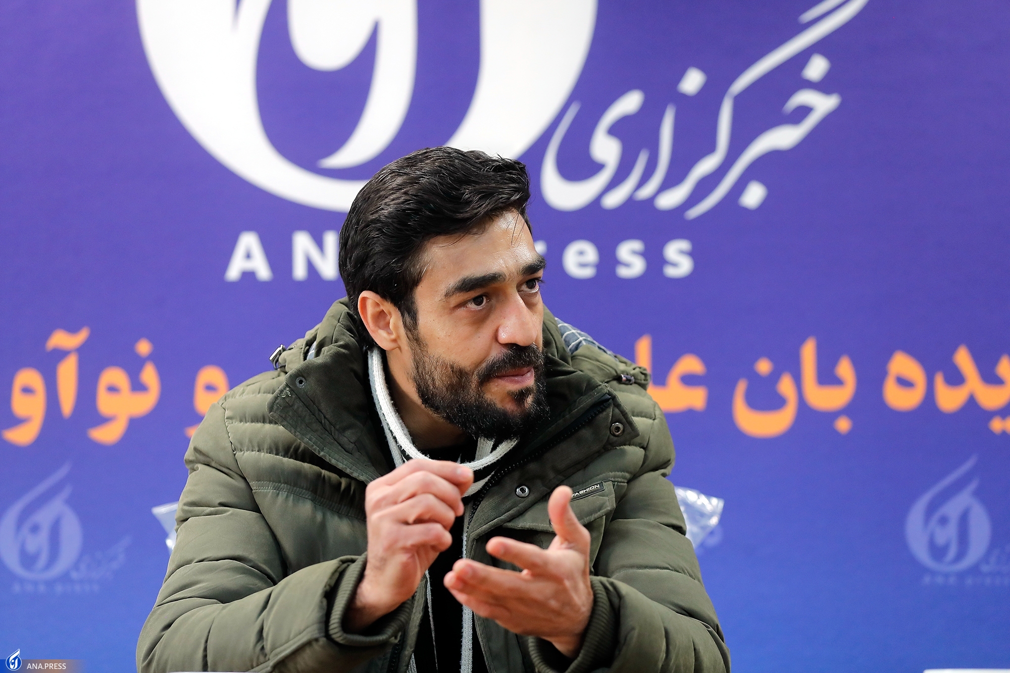 میزگرد آنا در حال ویرایش میزگرد آنا در حال ویرایش