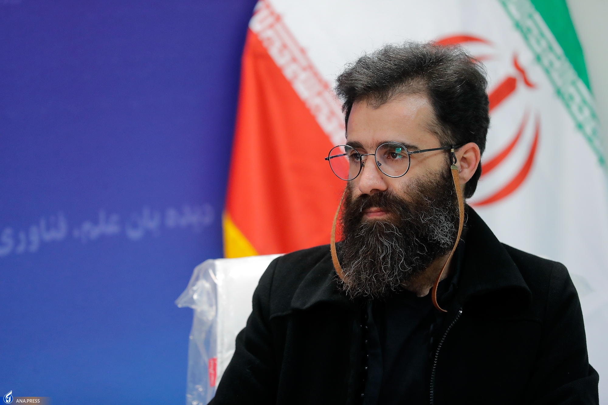 میزگرد آنا در حال ویرایش