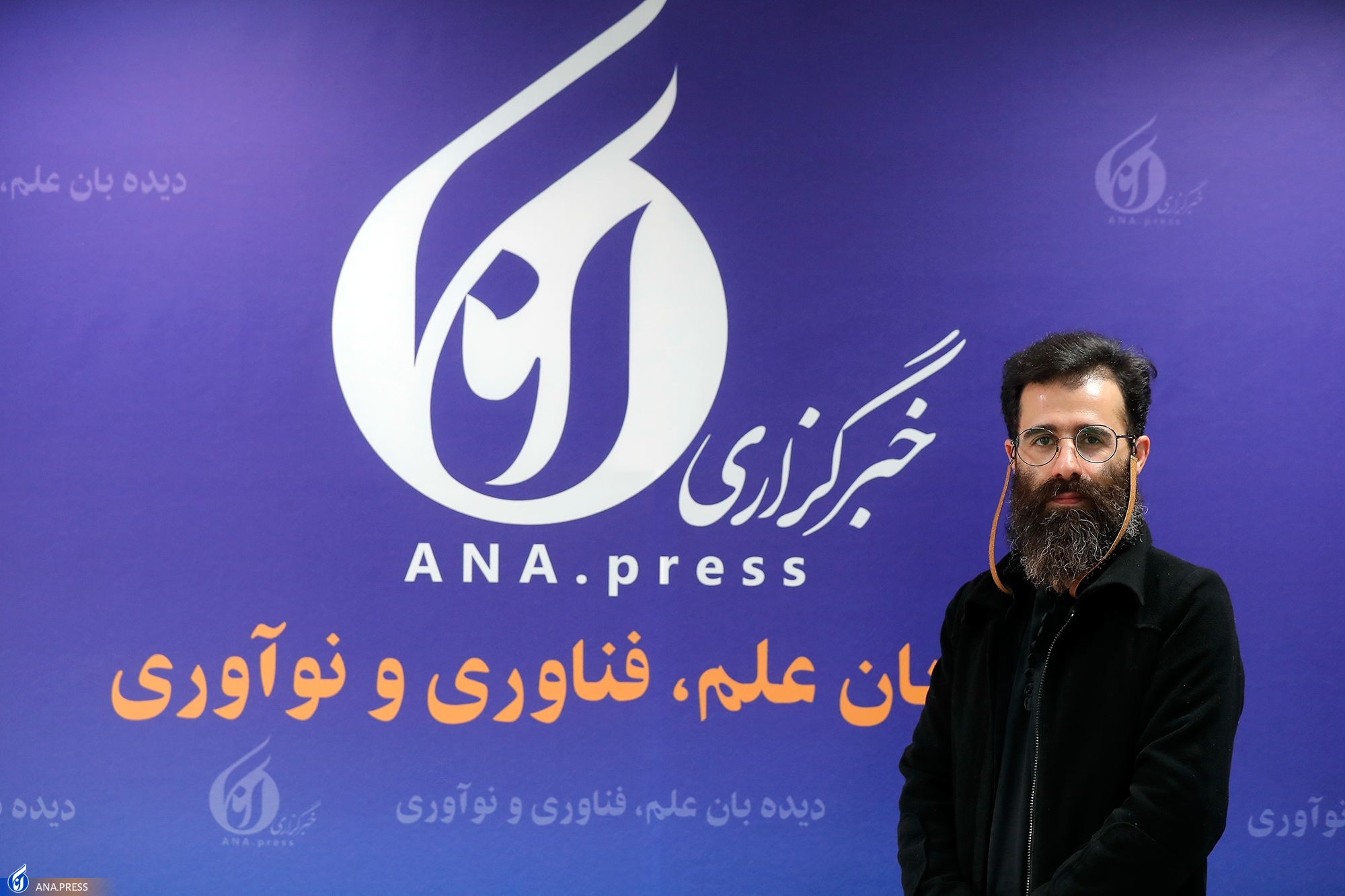 میزگرد آنا در حال ویرایش