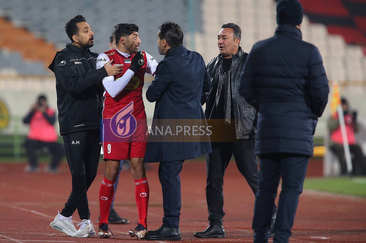 جنجالی ترین صحنه از بازی پرسپولیس ؛ بازیکن نساجی به ترابی چه گفت؟+تصاویر