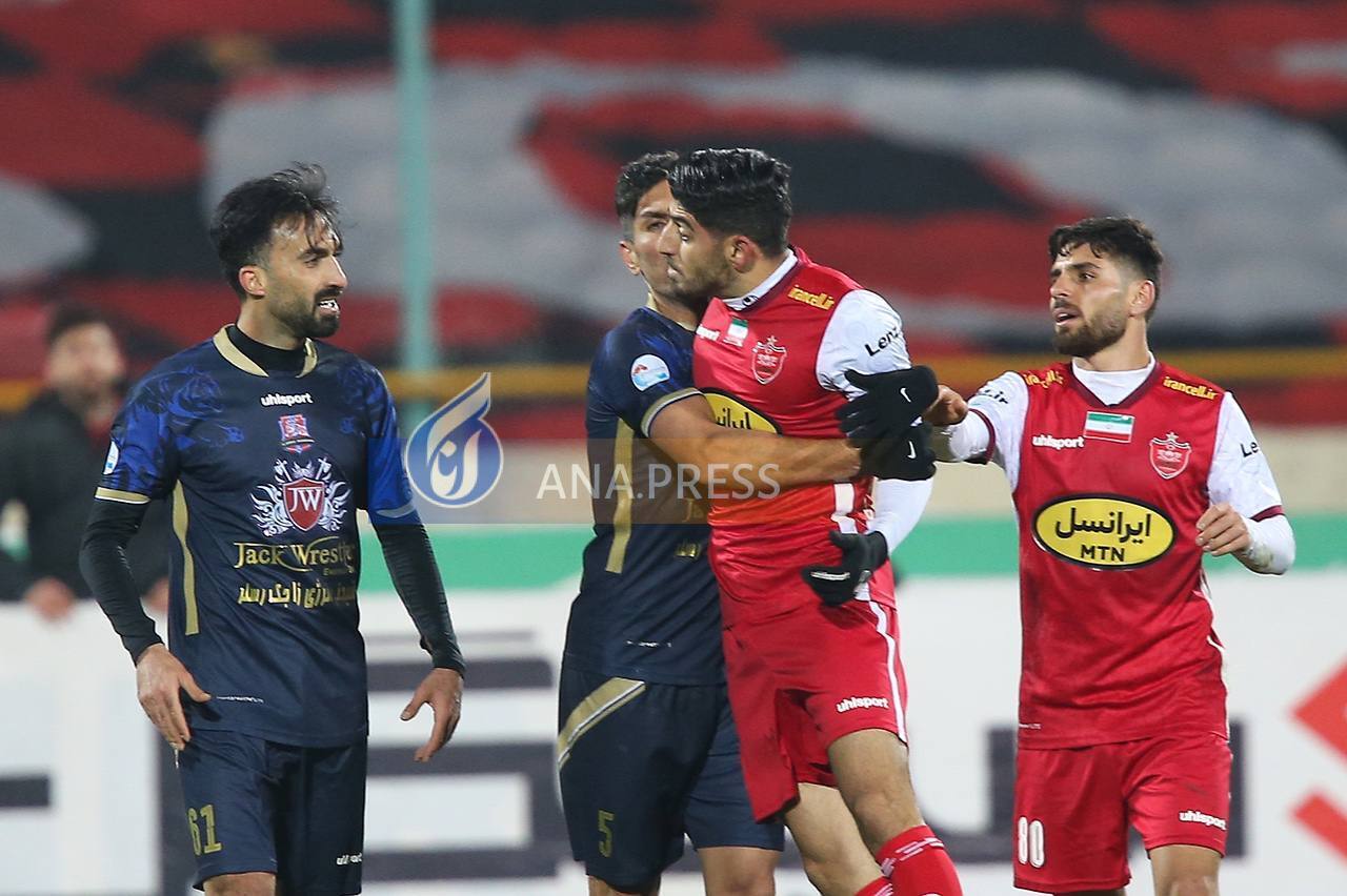 جنجالی ترین صحنه از بازی پرسپولیس ؛ بازیکن نساجی به ترابی چه گفت؟+تصاویر