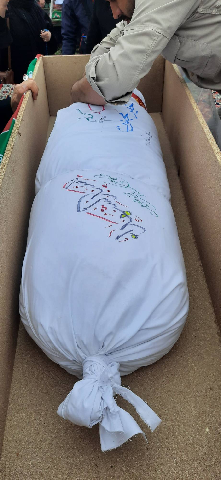 پیکر شهید گمنام در بوستان حضرت ام البنین در خاک آرمید پیکر شهید گمنام در بوستان حضرت ام البنین در خاک آرمید