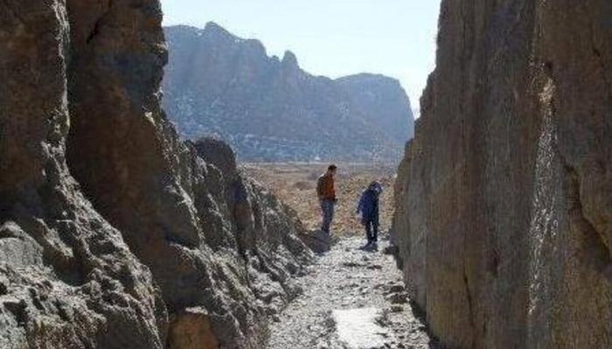 کشف کتیبه‌ سنگی ۱۵۰۰ ساله توسط ۲ کوهنورد در تنگه بلاغی پاسارگاد