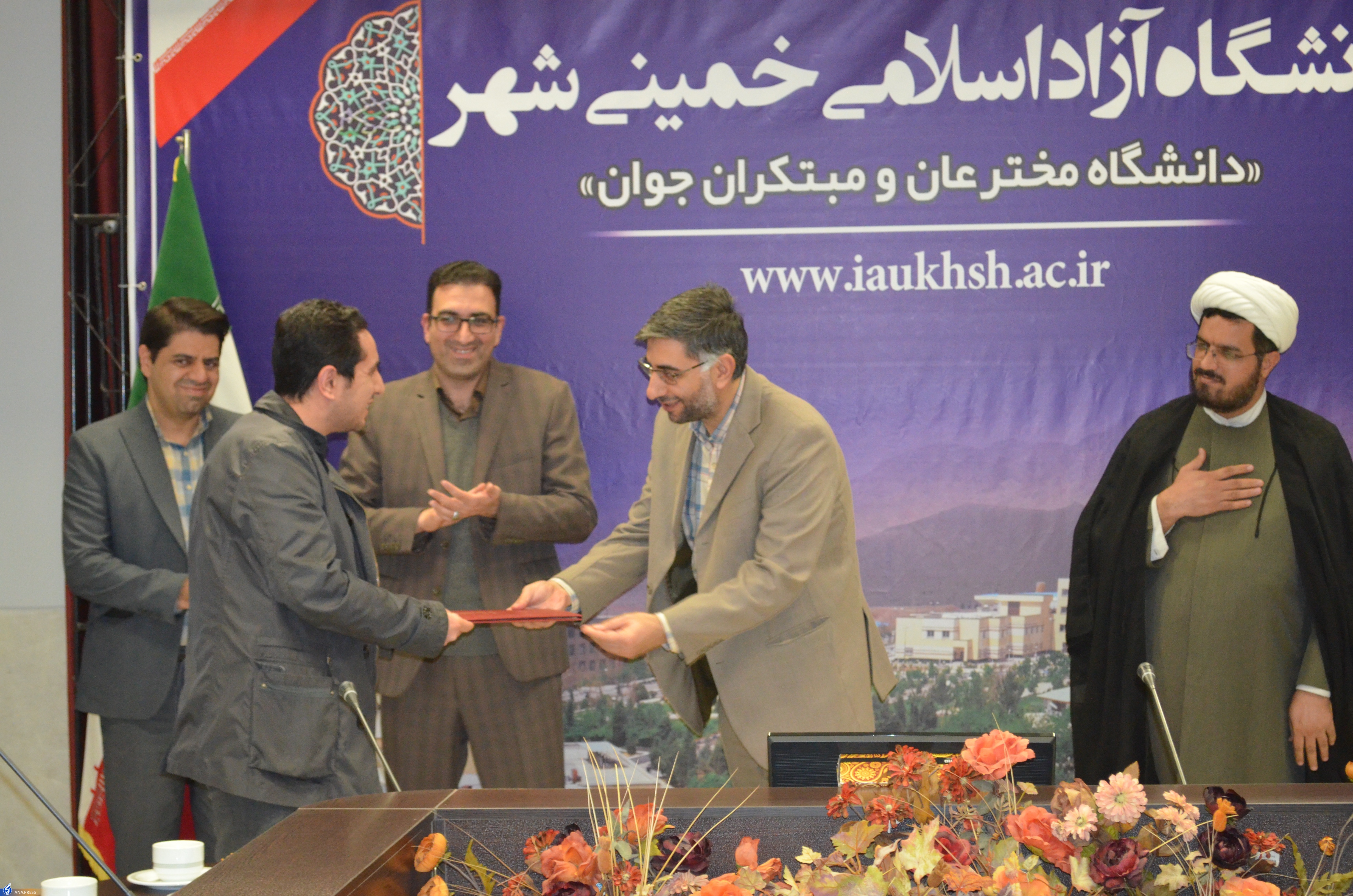 خروج از مشکلات اقتصادی و افزایش سرمایه با توسعه شرکتهای دانشبنیان خروج از مشکلات اقتصادی و افزایش سرمایه با توسعه شرکتهای دانشبنیان