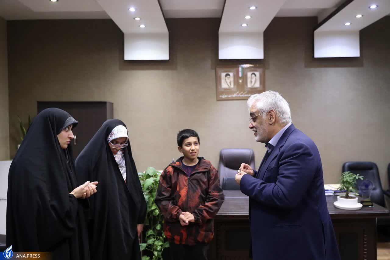 سردار سلیمانی در برابر فرزندان شهدا بسیار متواضع بود سردار سلیمانی در برابر فرزندان شهدا بسیار متواضع بود