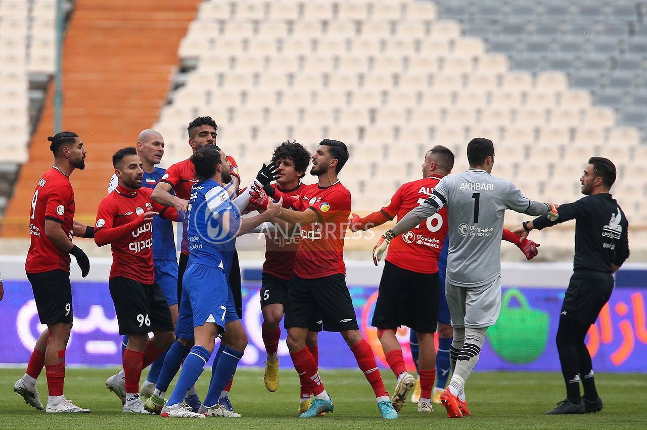 درگیری بازیکنان استقلال و تراکتور به روایت تصویر درگیری بازیکنان استقلال و تراکتور به روایت تصویر