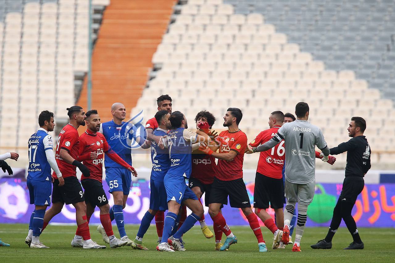 درگیری بازیکنان استقلال و تراکتور به روایت تصویر