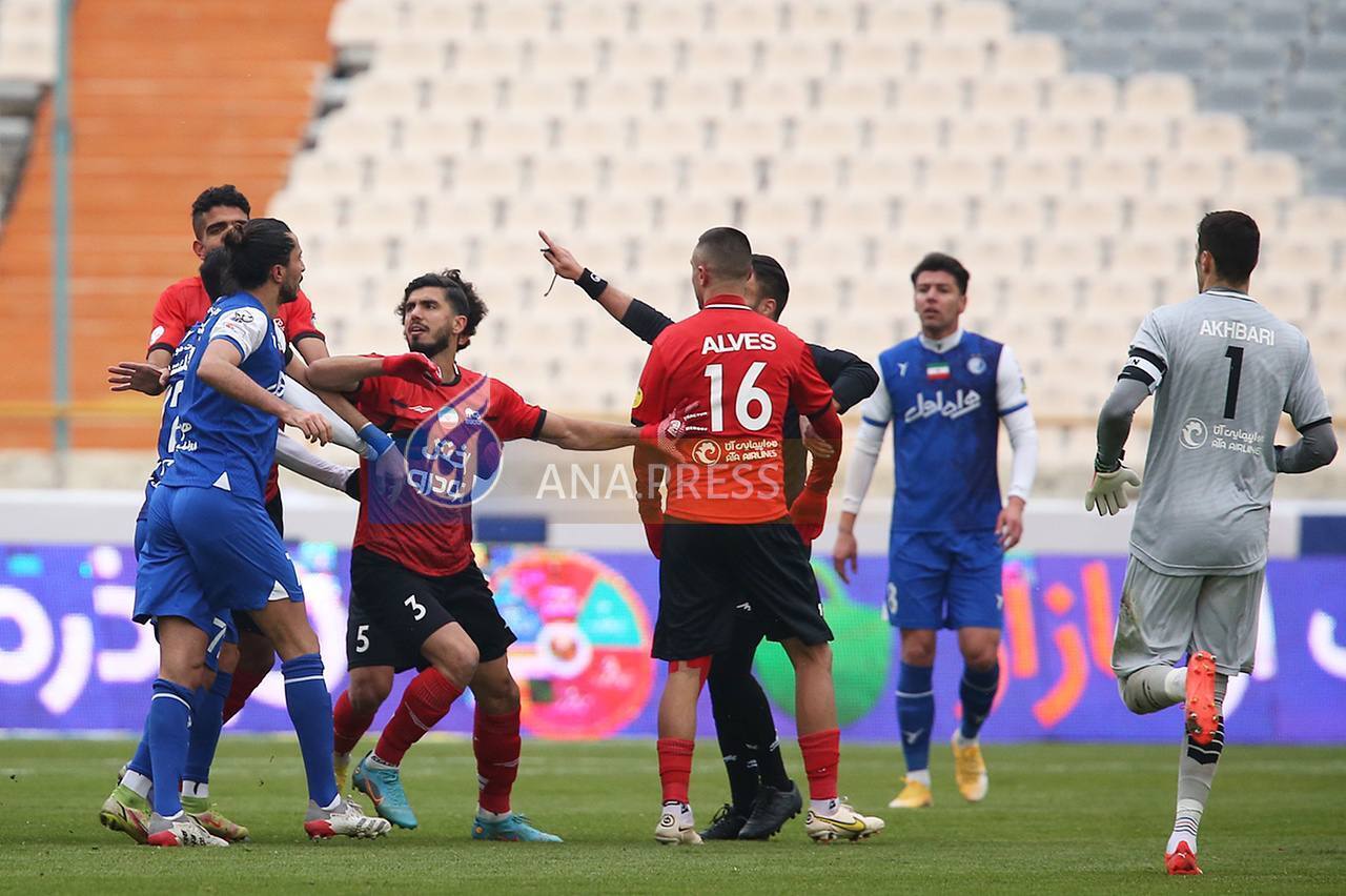 درگیری بازیکنان استقلال و تراکتور به روایت تصویر