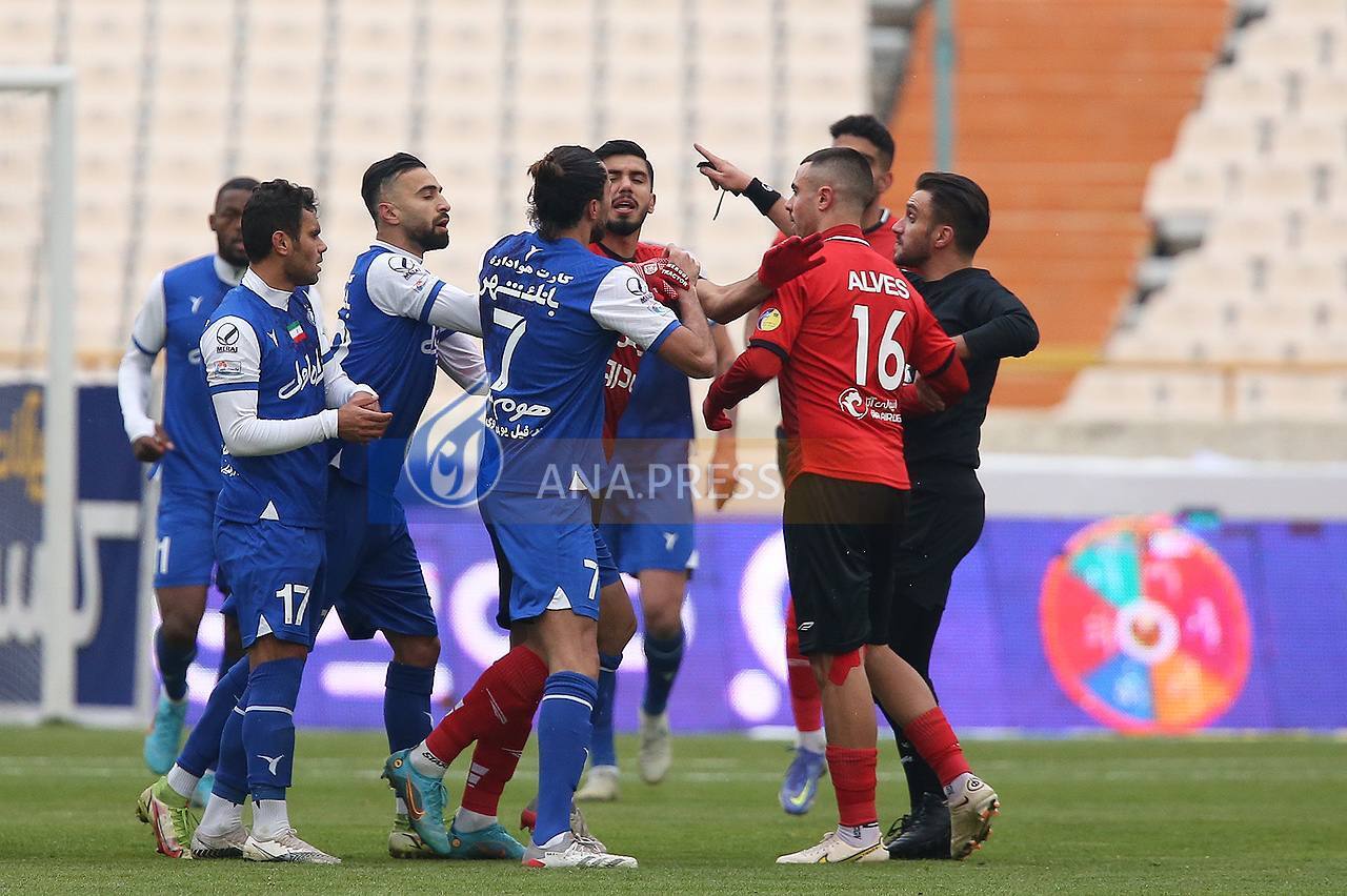 درگیری بازیکنان استقلال و تراکتور به روایت تصویر