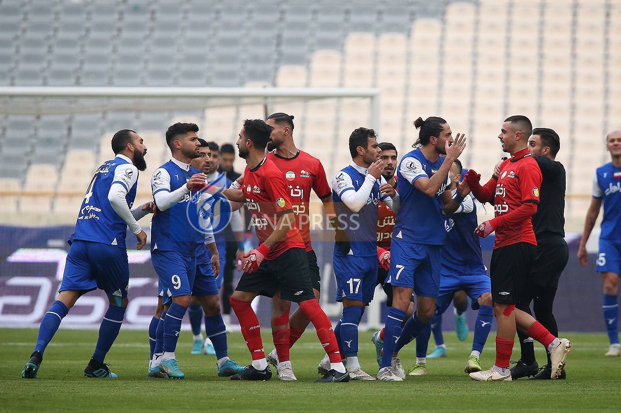 درگیری بازیکنان استقلال و تراکتور به روایت تصویر