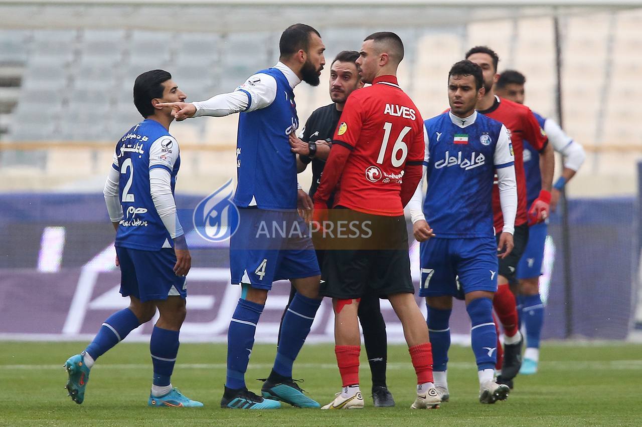 درگیری بازیکنان استقلال و تراکتور به روایت تصویر
