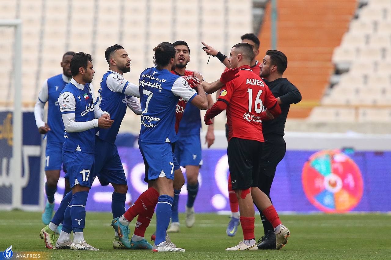 درگیری سرمربی استقلال و بازیکن پرتغالی تراکتور/واکنش عجیب سرمربی پرتغالی به فرصت سوزی یک بازیکن درگیری سرمربی استقلال و بازیکن پرتغالی تراکتور/واکنش عجیب سرمربی پرتغالی به فرصت سوزی یک بازیکن